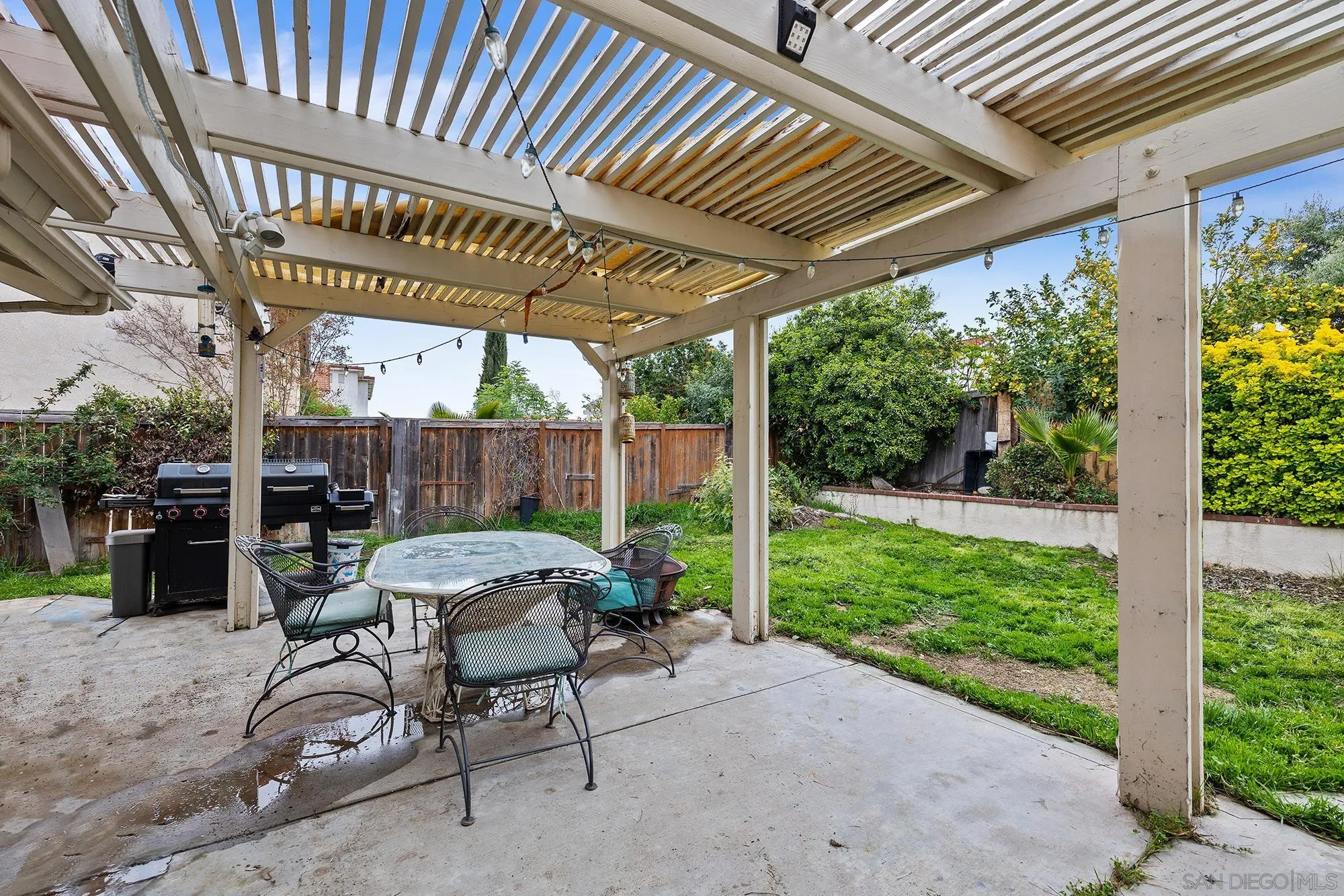 31297 Huron Street Temecula, CA 92592 - Photo 26 of 42 a patio with a patio table and chairs