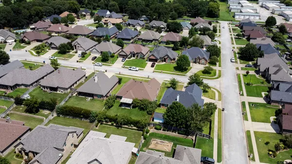 $379,900 | 18870 Bur Oak Court, Flint, TX 75762
