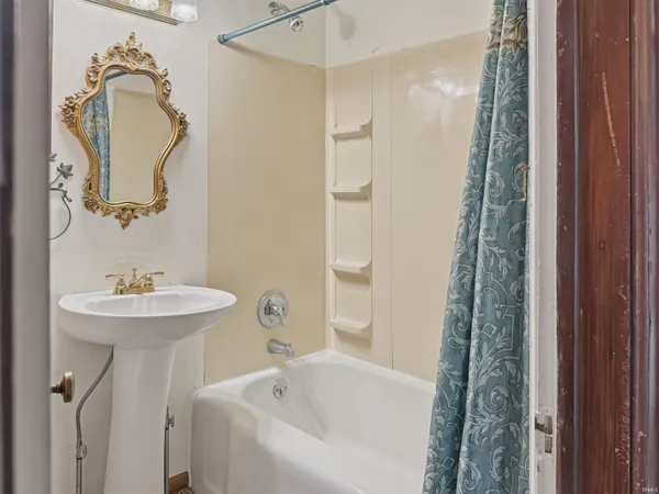 $275,000 | 220 East Washington Street, Bluffton, IN 46714