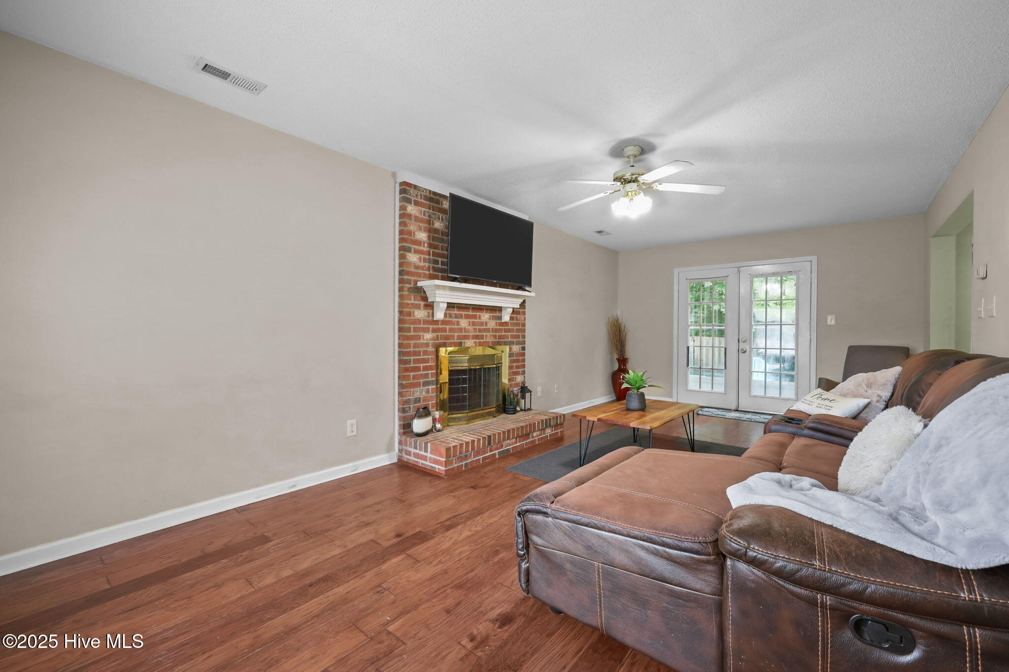 120 Winthrope Way Jacksonville, NC 28546 - Photo 5 of 24 Living Room/Fireplace