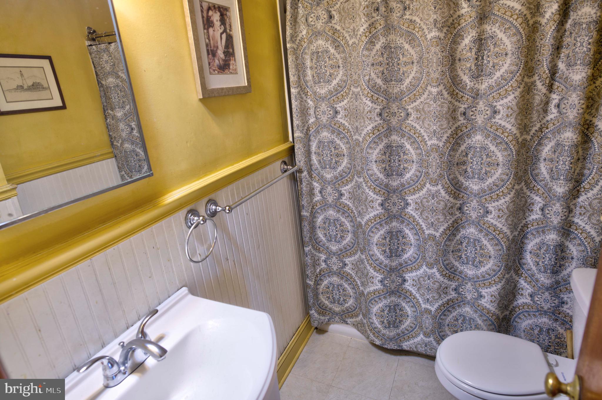 233 List Avenue Pasadena, MD 21146 - Photo 25 of 27 Upstairs bathroom