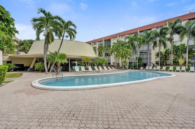 a view of outdoor space yard and porch