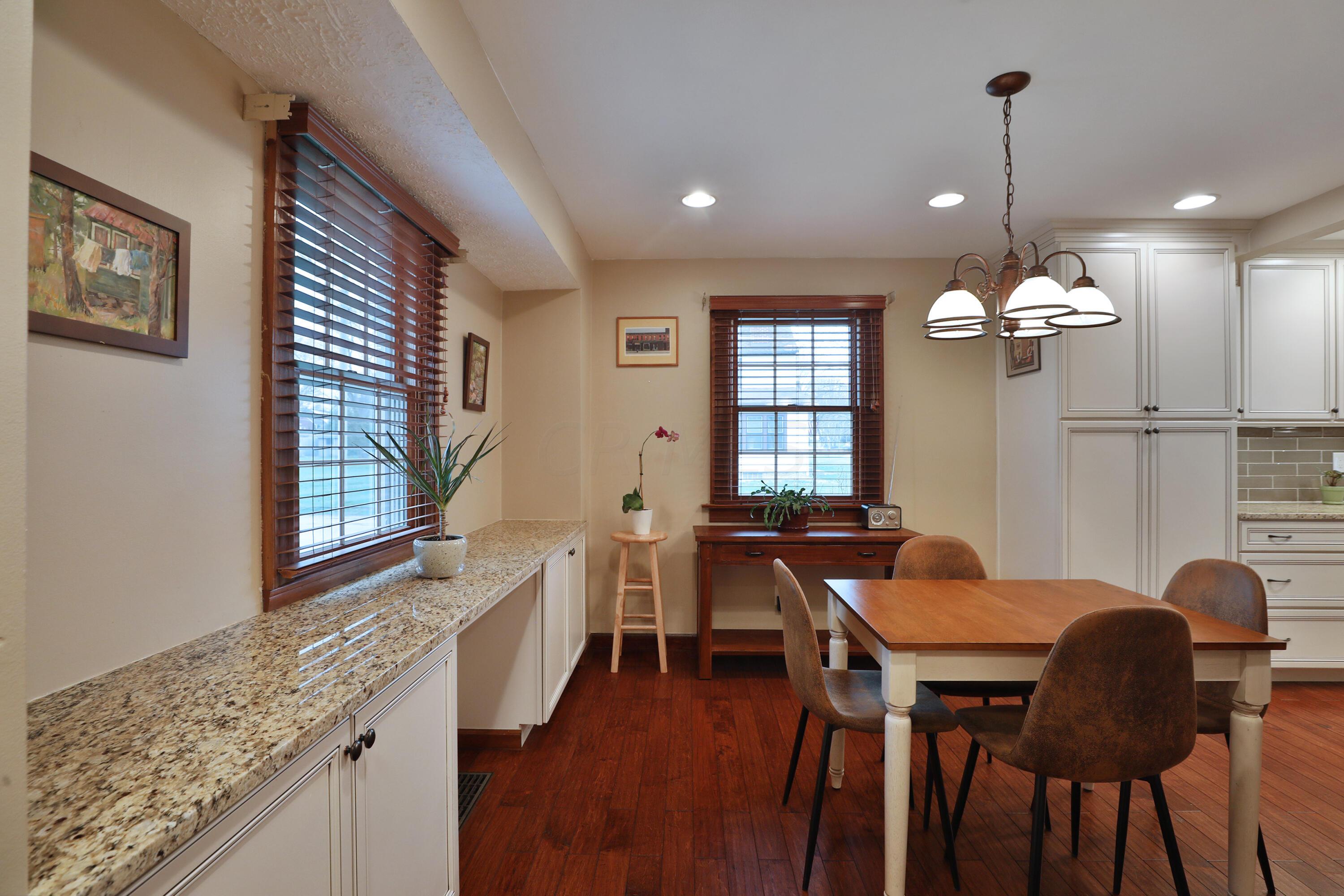 390 East Beaumont Road Columbus, OH 43214 - Photo 11 of 52 Eat-in kitchen