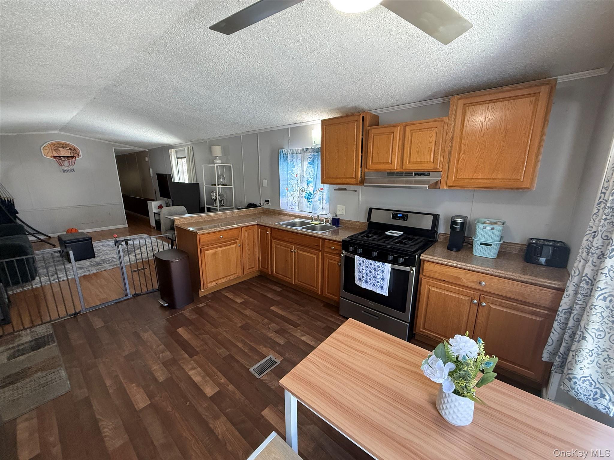 379 Ellen Street Wallkill, NY 12589 - Photo 4 of 18