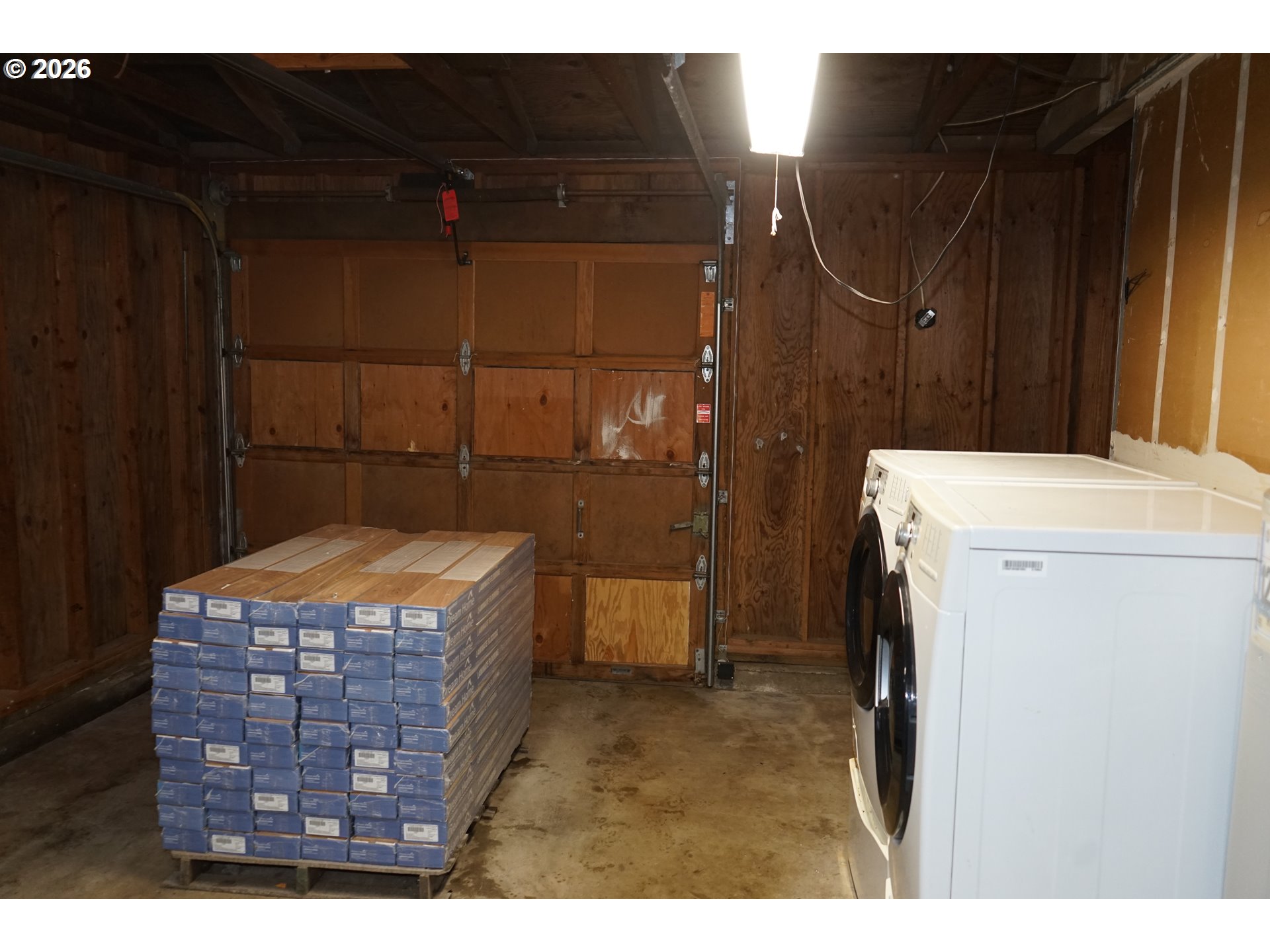 802 54th Place Springfield, OR 97478 - Photo 24 of 27 a bathroom with a bathtub and shower