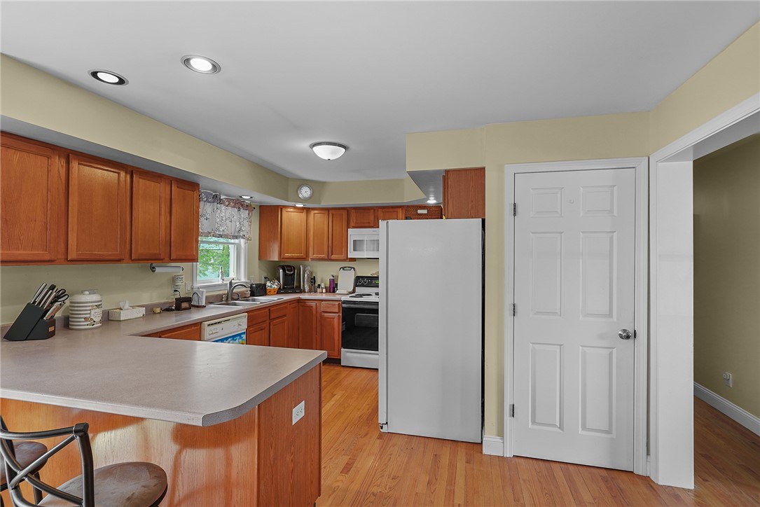 1037 Main Road Tiverton, RI 02878 - Photo 15 of 33