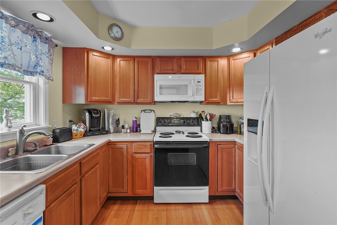 1037 Main Road Tiverton, RI 02878 - Photo 17 of 33