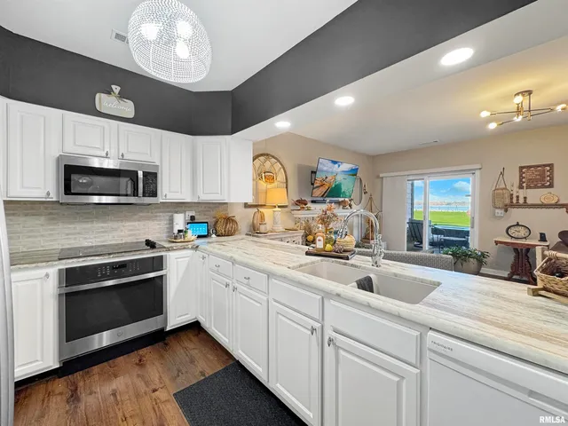 $339,900 | 400 Harbor Pointe Drive, East Peoria, IL 61611