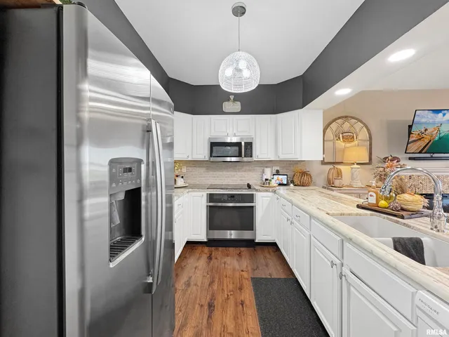 $339,900 | 400 Harbor Pointe Drive, East Peoria, IL 61611