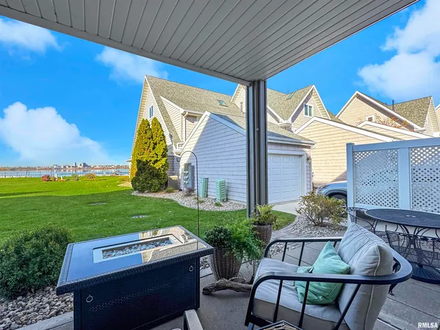 $339,900 | 400 Harbor Pointe Drive, East Peoria, IL 61611