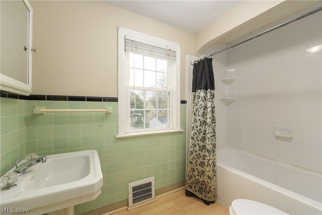 1148 Pennfield Road Cleveland, OH 44121 - Photo 25 of 32