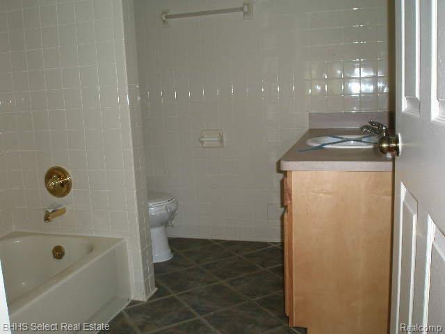 6848 Edwards Road Belleville, MI 48111 - Photo 14 of 19 Main Bath