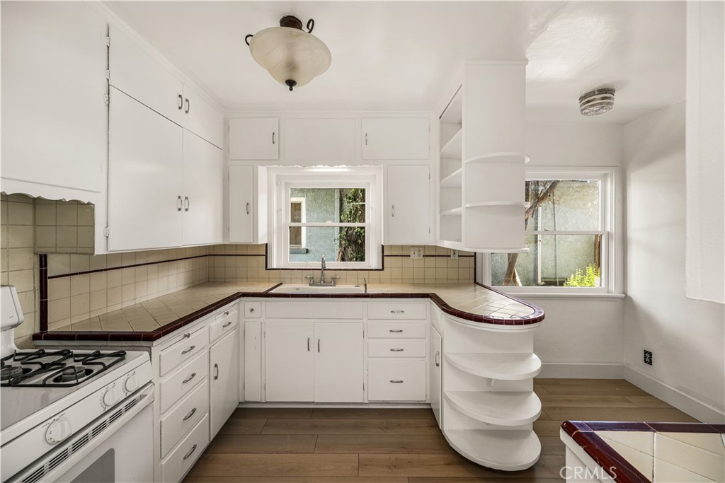 3980 Linwood Place Riverside, CA 92506 - Photo 14 of 41 Charming and retro kitchen with cozy nook area