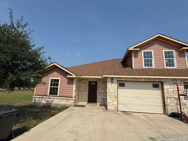 $1,800 | 14618 Quesenberry Road, Unit 1, Von Ormy, TX 78073