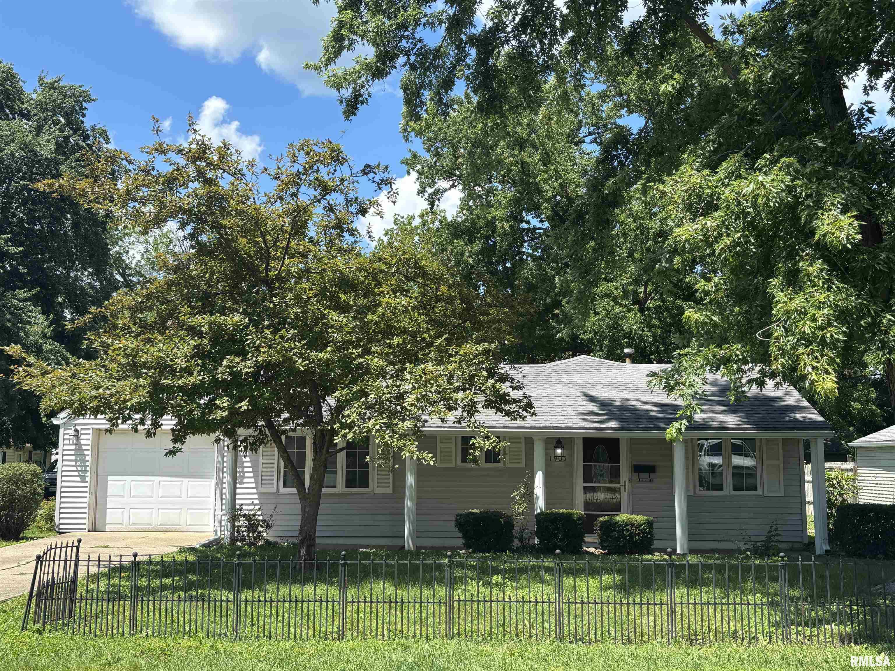 1905 West Calhoun Avenue Springfield, IL 62702 - Photo 2 of 26