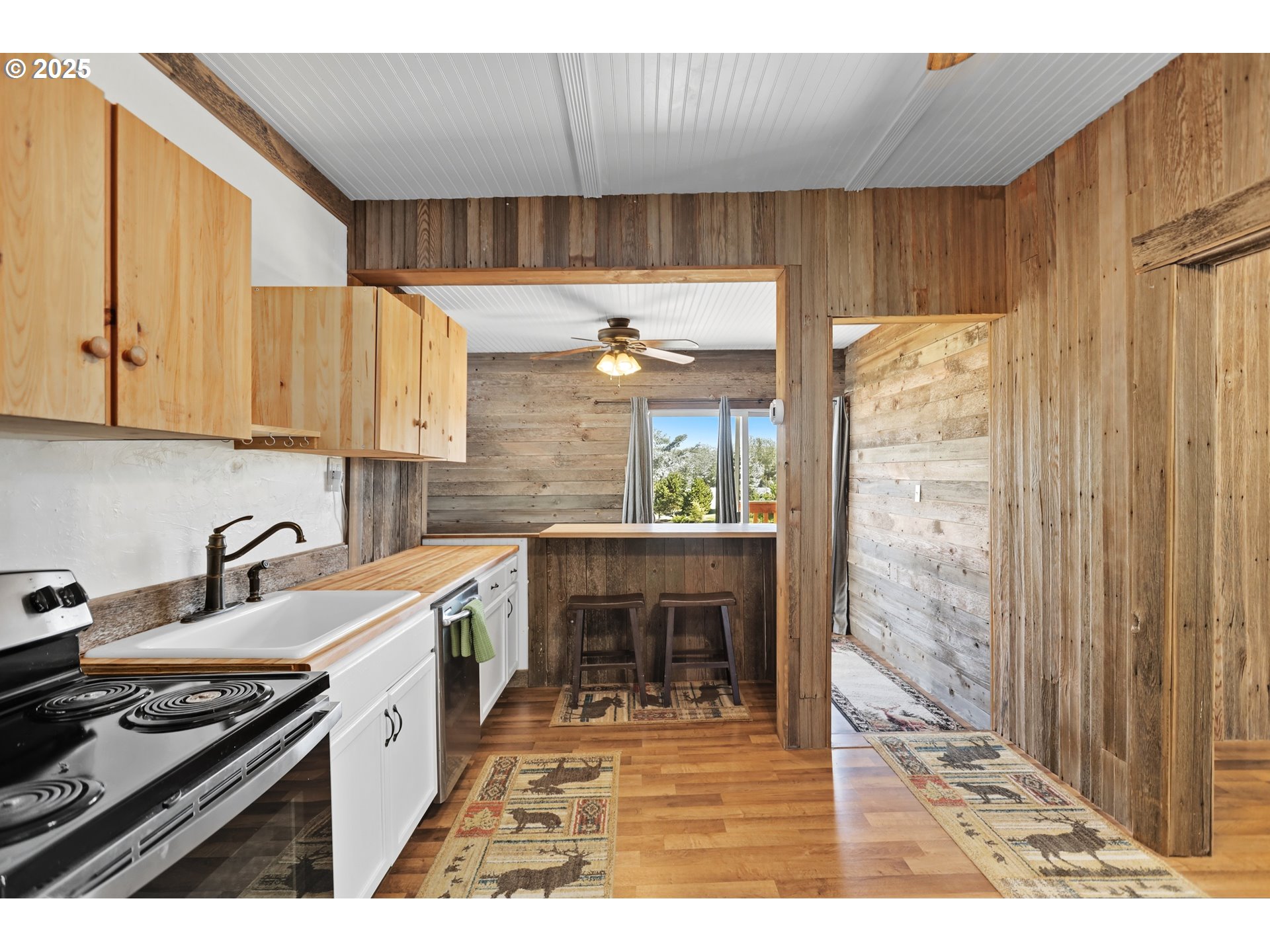 407 Southwest 4th Street Grass Valley, OR 97029 - Photo 13 of 42
