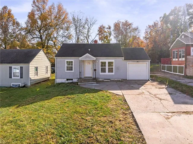 $170,000 | 4225 East 68th Street, Kansas City, MO 64132
