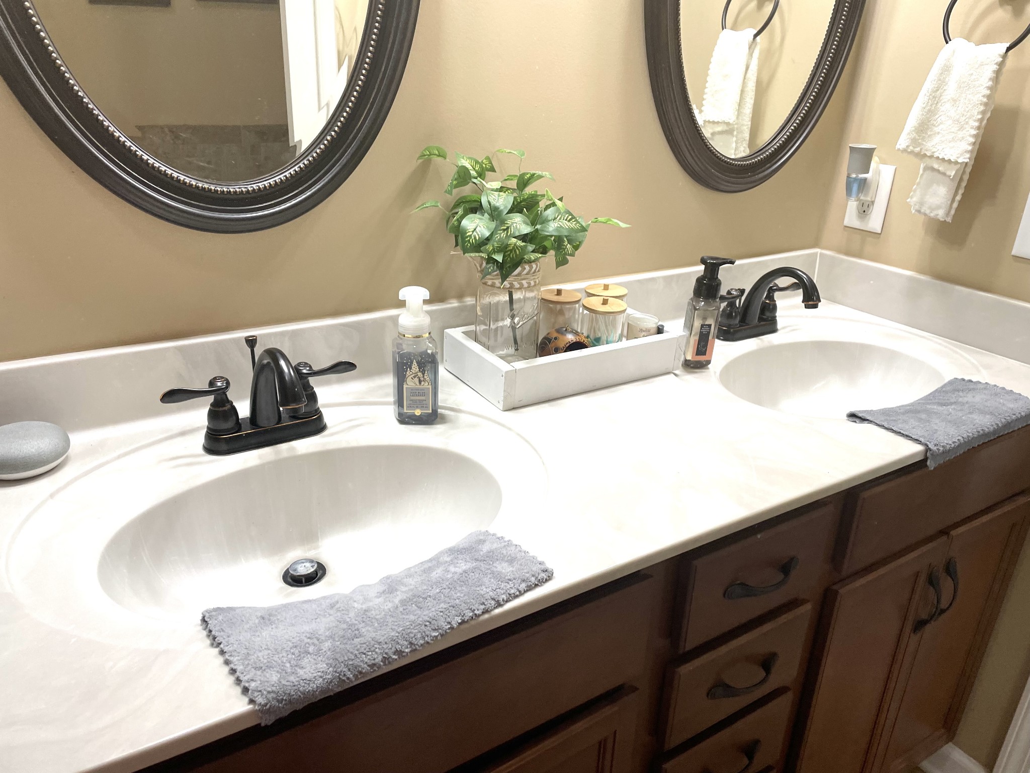 1458 Raven Road Clarksville, TN 37042 - Photo 15 of 33 a bathroom with a sink and a mirror