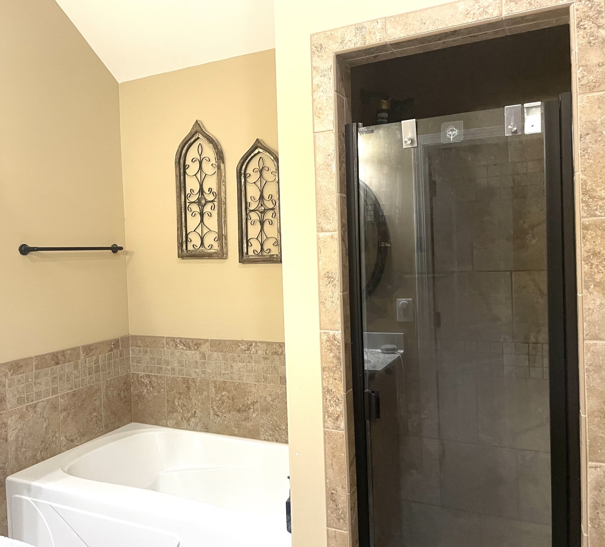 1458 Raven Road Clarksville, TN 37042 - Photo 17 of 33 a bathroom with a bathtub