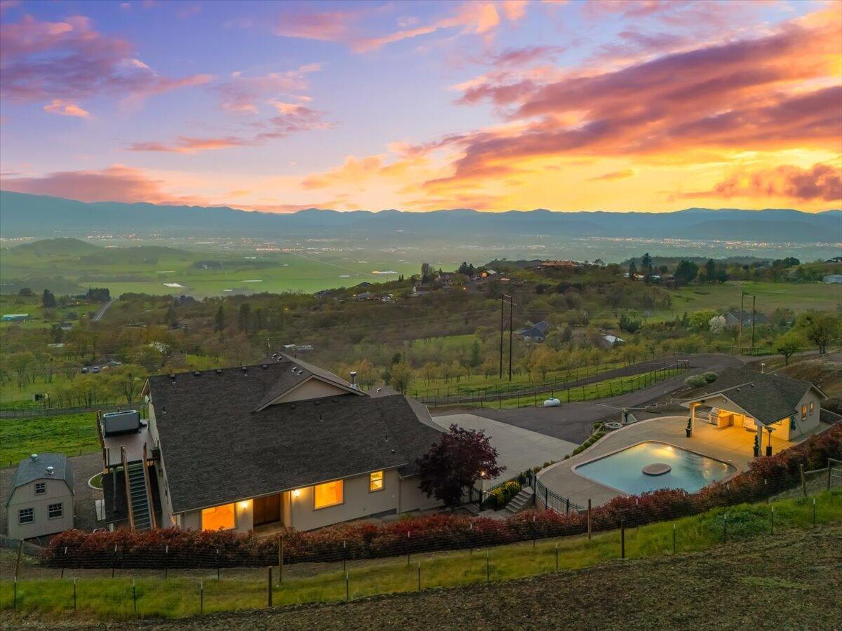 4002 Dry Creek Road Medford, OR 97504 - Photo 5 of 45