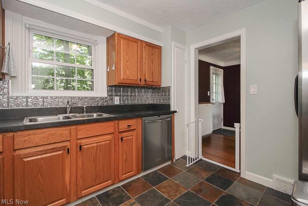 2069 Revere Road Cleveland, OH 44118 - Photo 5 of 23 Gallery Image 5