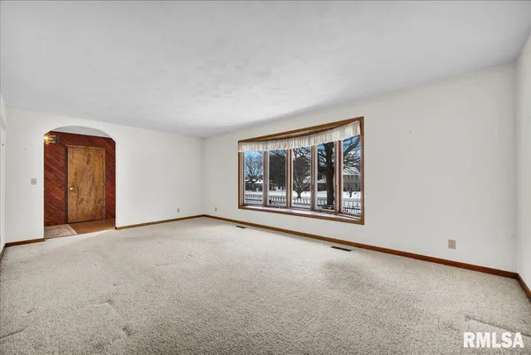 $340,000 | 229 Whispering Oaks Drive, Metamora, IL 61548