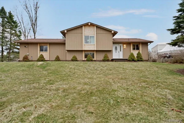$405,000 | 1365 Thistleridge Drive, Holly, MI 48442