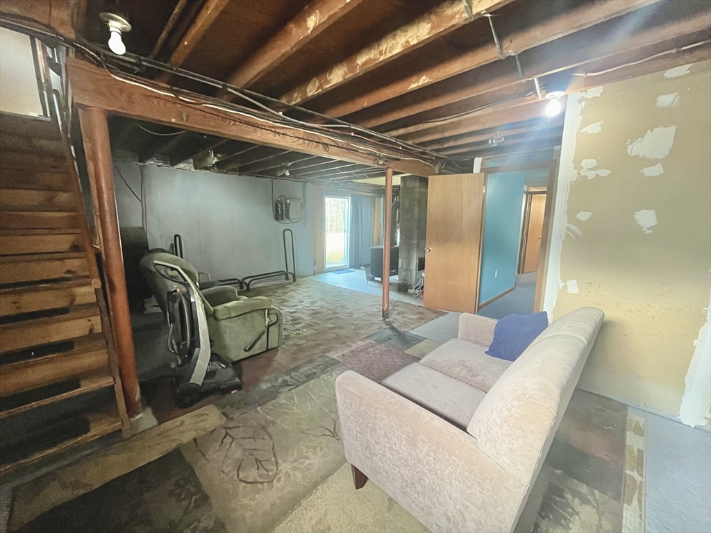 31 Putnam Road Sturbridge, MA 01566 - Photo 29 of 34 a living room with furniture and a window