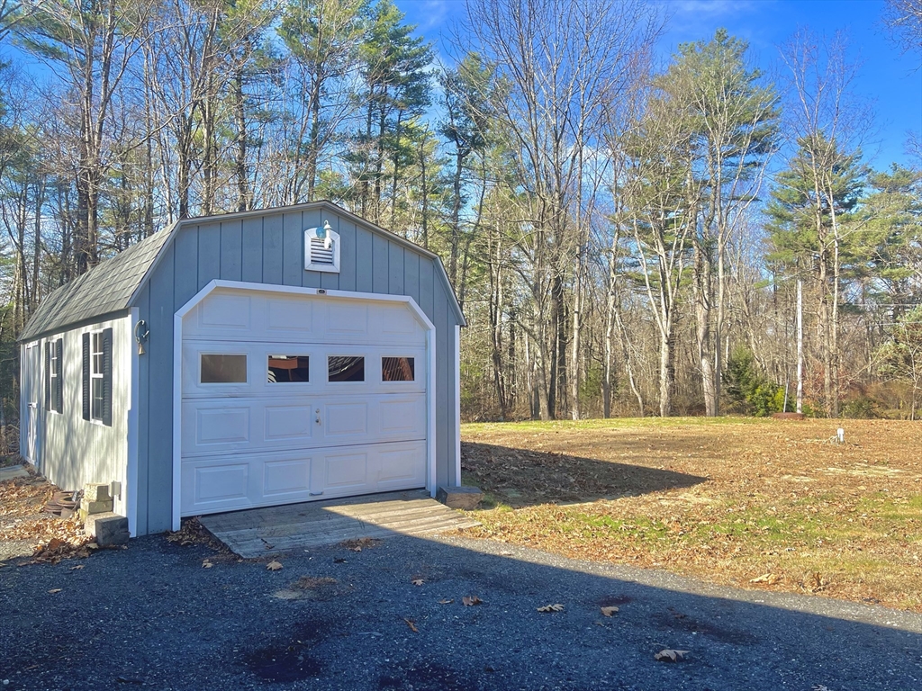 31 Putnam Road Sturbridge, MA 01566 - Photo 3 of 34 a front view of a house with a yard
