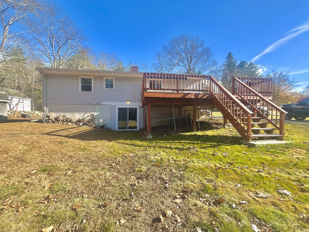 31 Putnam Road Sturbridge, MA 01566 - Photo 5 of 34 a front view of a house with a yard