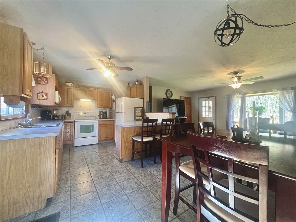 31 Putnam Road Sturbridge, MA 01566 - Photo 9 of 34 a view of a dining room kitchen and a window