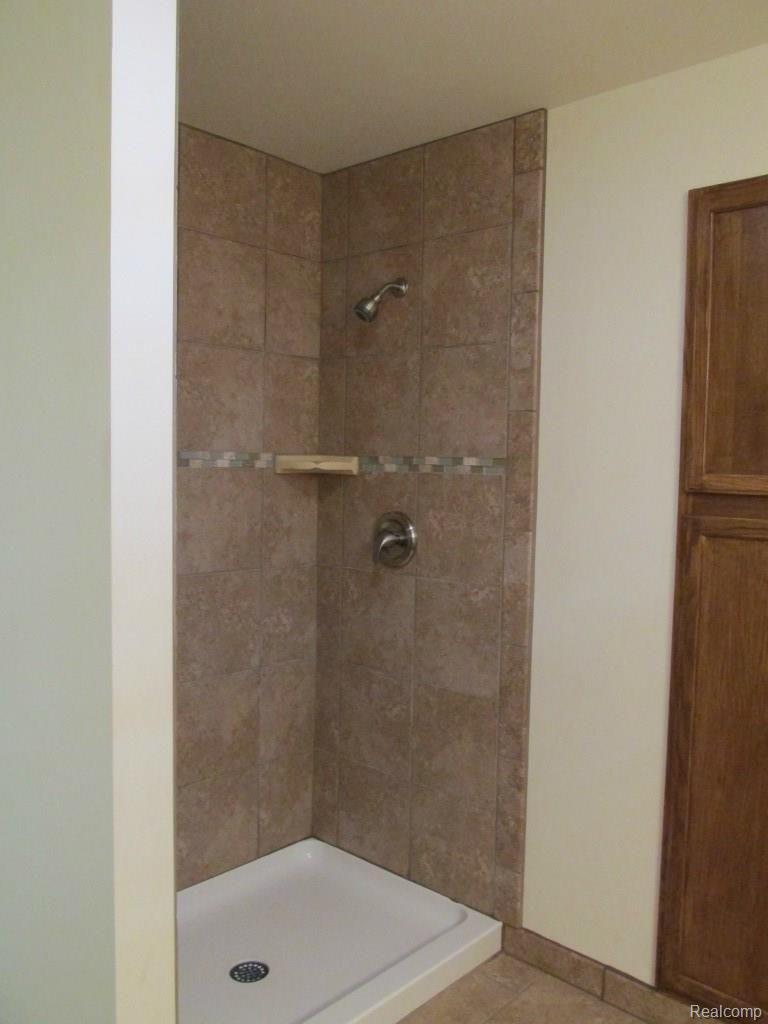 833 Francis Road Howell, MI 48843 - Photo 18 of 27 Tile Surround