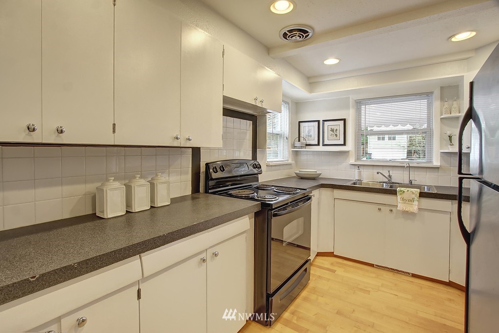 6533 Delridge Way Southwest Seattle, WA 98106 - Photo 7 of 20 Gallery Image 7