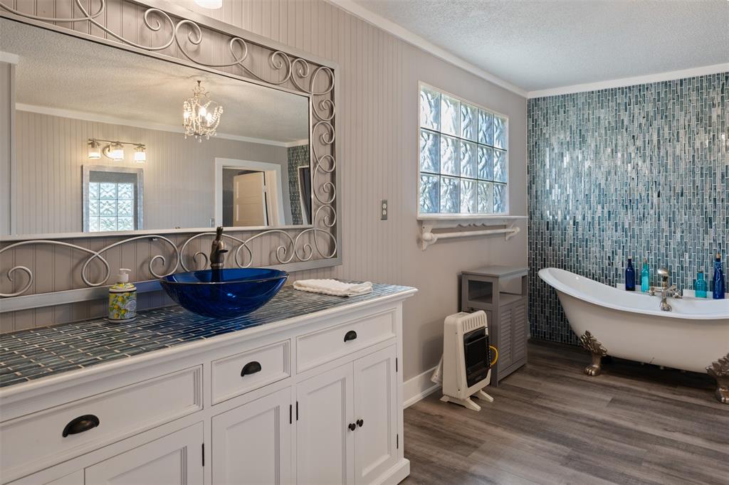 508 North Virginia Street Terrell, TX 75160 - Photo 24 of 40 a spacious bathroom with sinks mirror and a bathtub