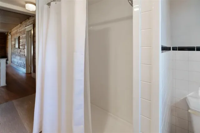 a en suite bathroom with a shower