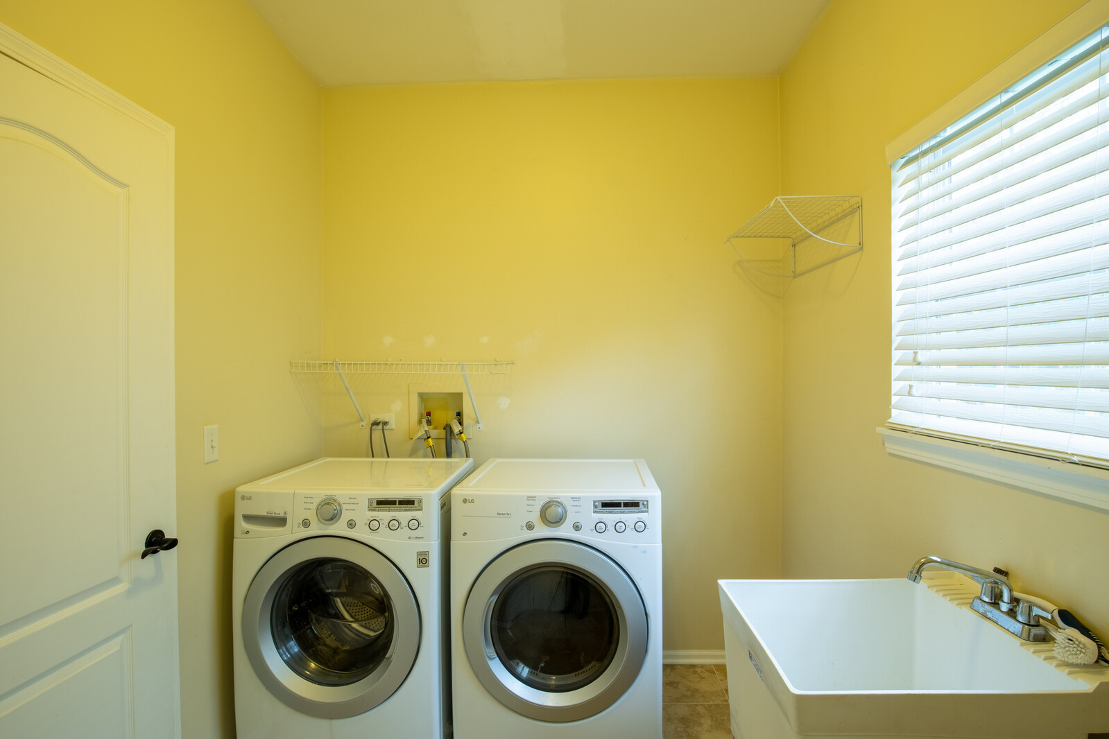 2101 Silverleaf Court Addison, IL 60101 - Photo 23 of 41 a view of a bathroom with washing machine and a sink