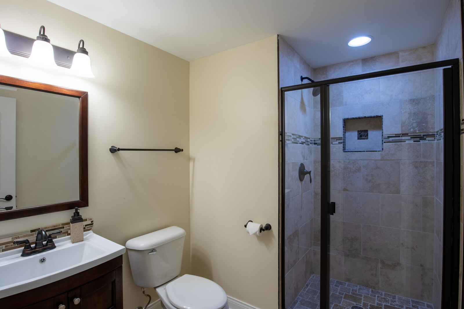 2101 Silverleaf Court Addison, IL 60101 - Photo 25 of 41 a bathroom with a toilet a sink and mirror
