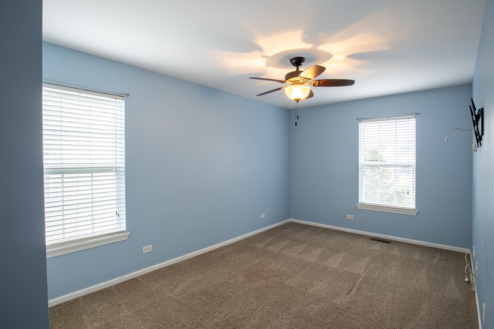 2101 Silverleaf Court Addison, IL 60101 - Photo 38 of 41 a view of an empty room with a window