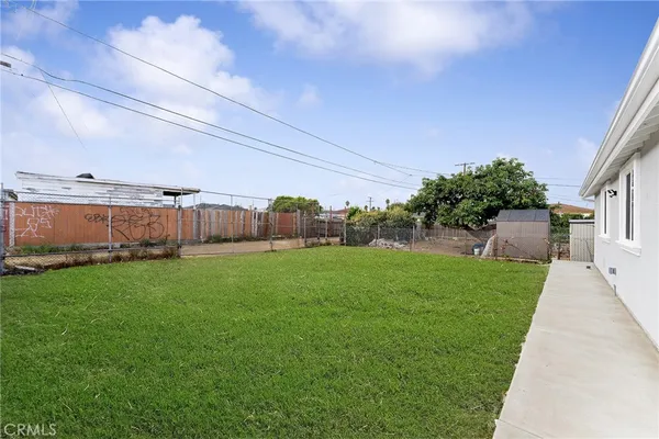 a view of a back yard