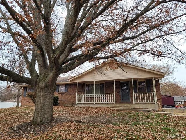 $248,900 | 2 Lake Drive, Moro, IL 62067