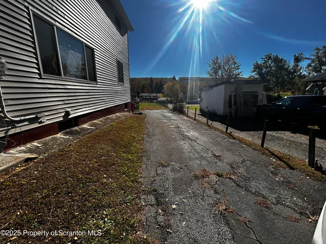 a view of a backyard