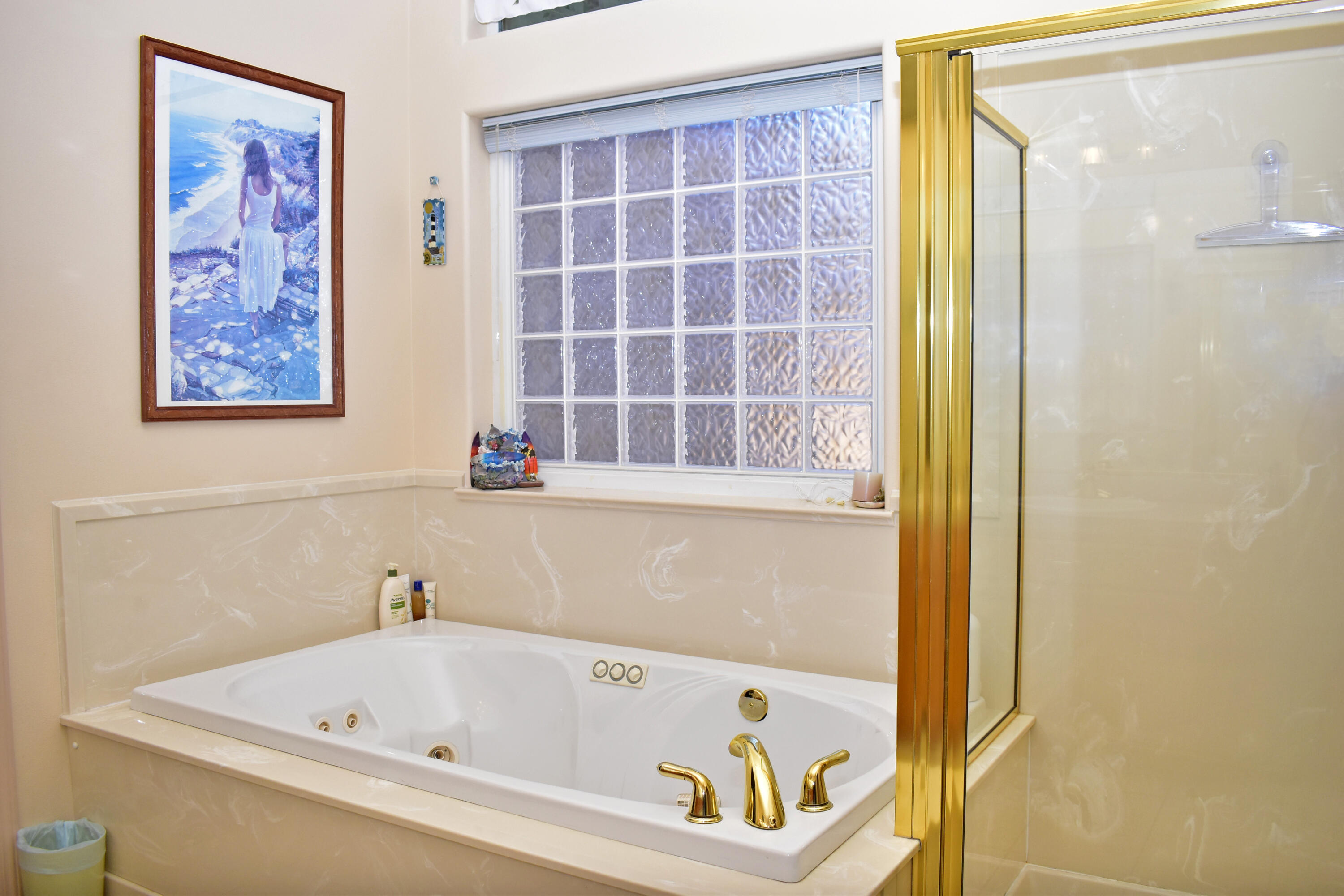 479 Quail Run Eagle Point, OR 97524 - Photo 31 of 51 Primary Soaking Tub