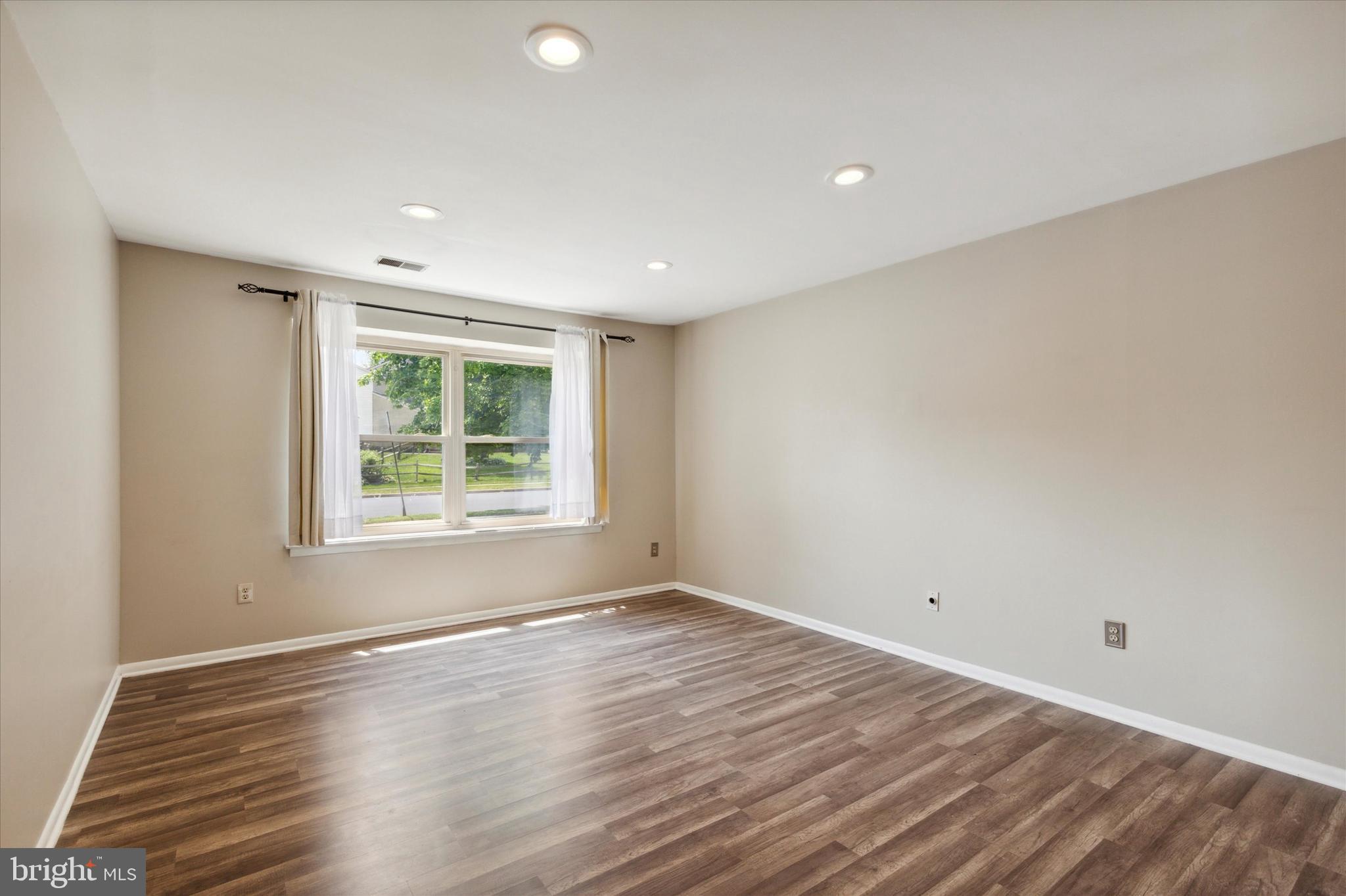 818 Roberts Road Warminster, PA 18974 - Photo 2 of 14 Living Room