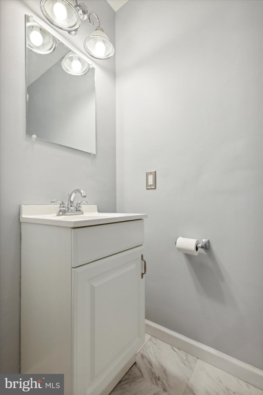 818 Roberts Road Warminster, PA 18974 - Photo 6 of 14 1/2 Bathroom