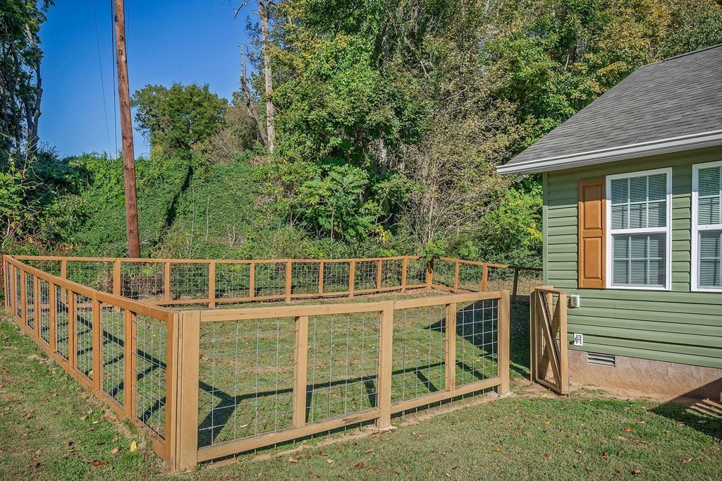 330 Flatt Street Sparta, TN 38583 - Photo 6 of 24 front view of a house with a yard