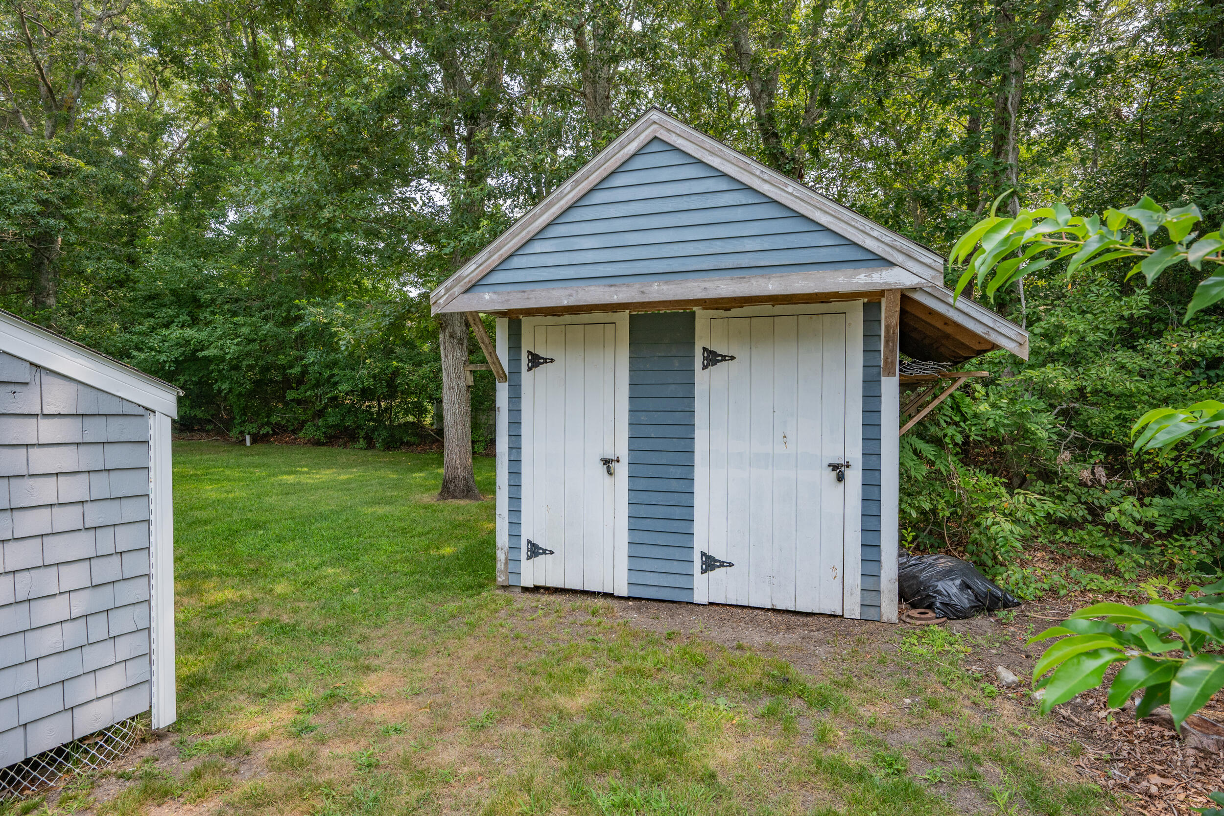 40 Red Lily Pond Road Centerville, MA 02632 - Photo 23 of 25 a front view of a house with a garden