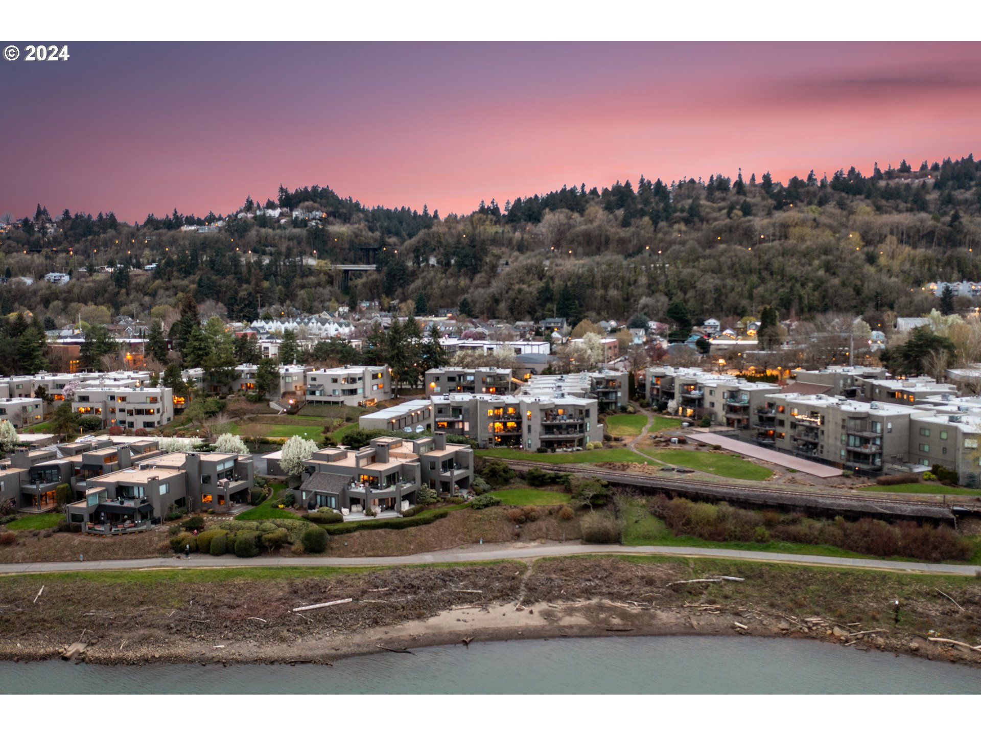 5630 South Riverside Lane, Unit 21 Portland, OR 97239 - Photo 29 of 33 Gallery Image 29