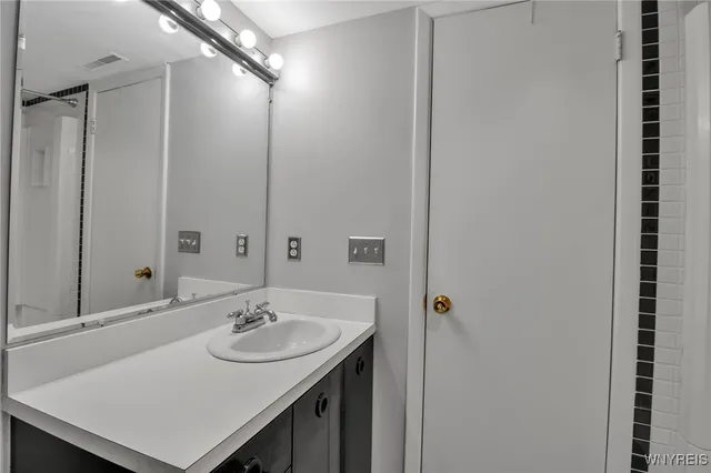 $190,000 | 45 Beehunter Court, Unit D, Amherst, NY 14051