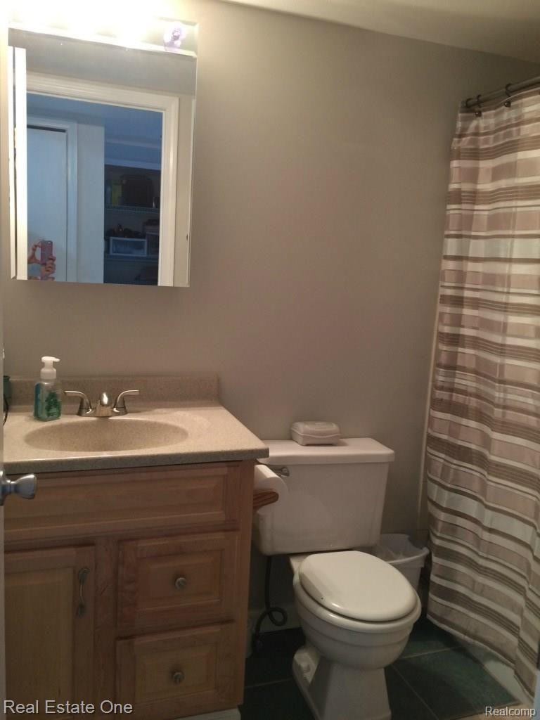 515 West Highland Road Howell, MI 48843 - Photo 12 of 18 BATH.jpg