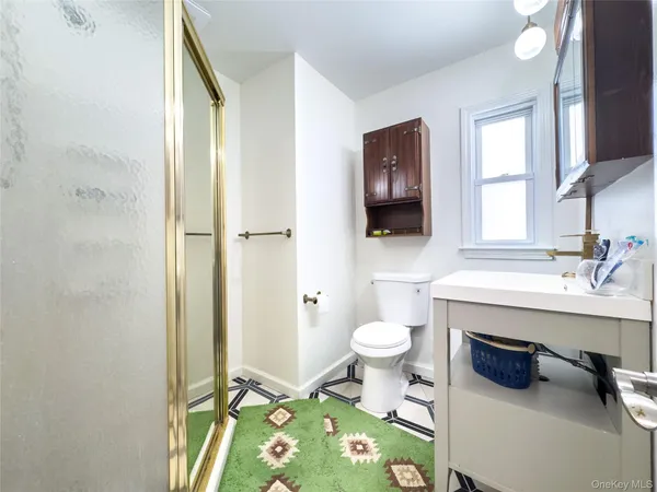 a en suite bathroom with a sink and a mirror